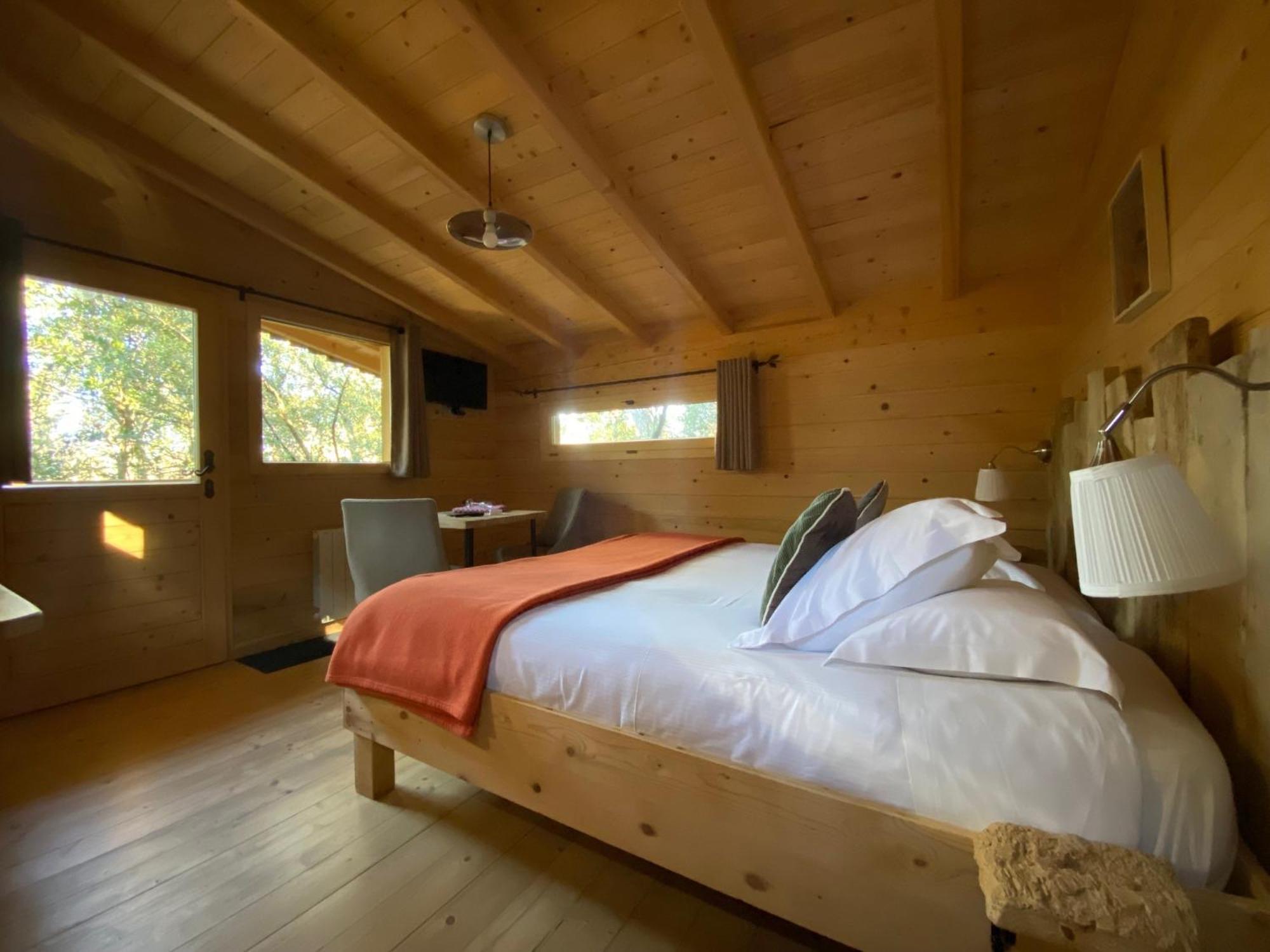 Les Cabanes Dans Les Bois Logis Hotel Villedubert Ngoại thất bức ảnh