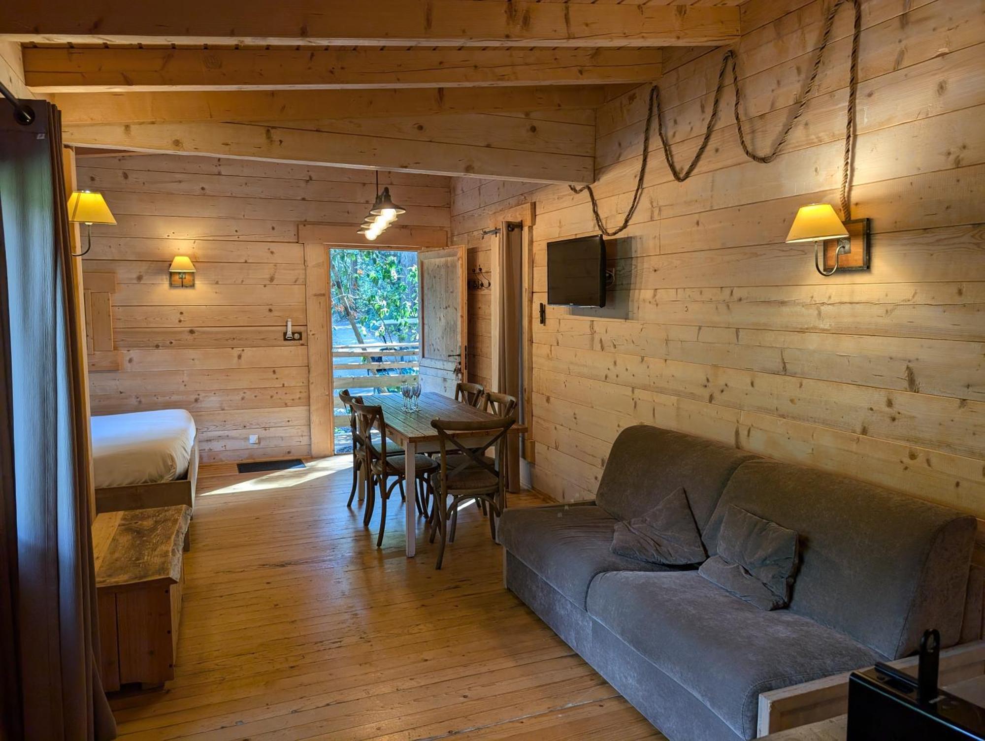 Les Cabanes Dans Les Bois Logis Hotel Villedubert Ngoại thất bức ảnh