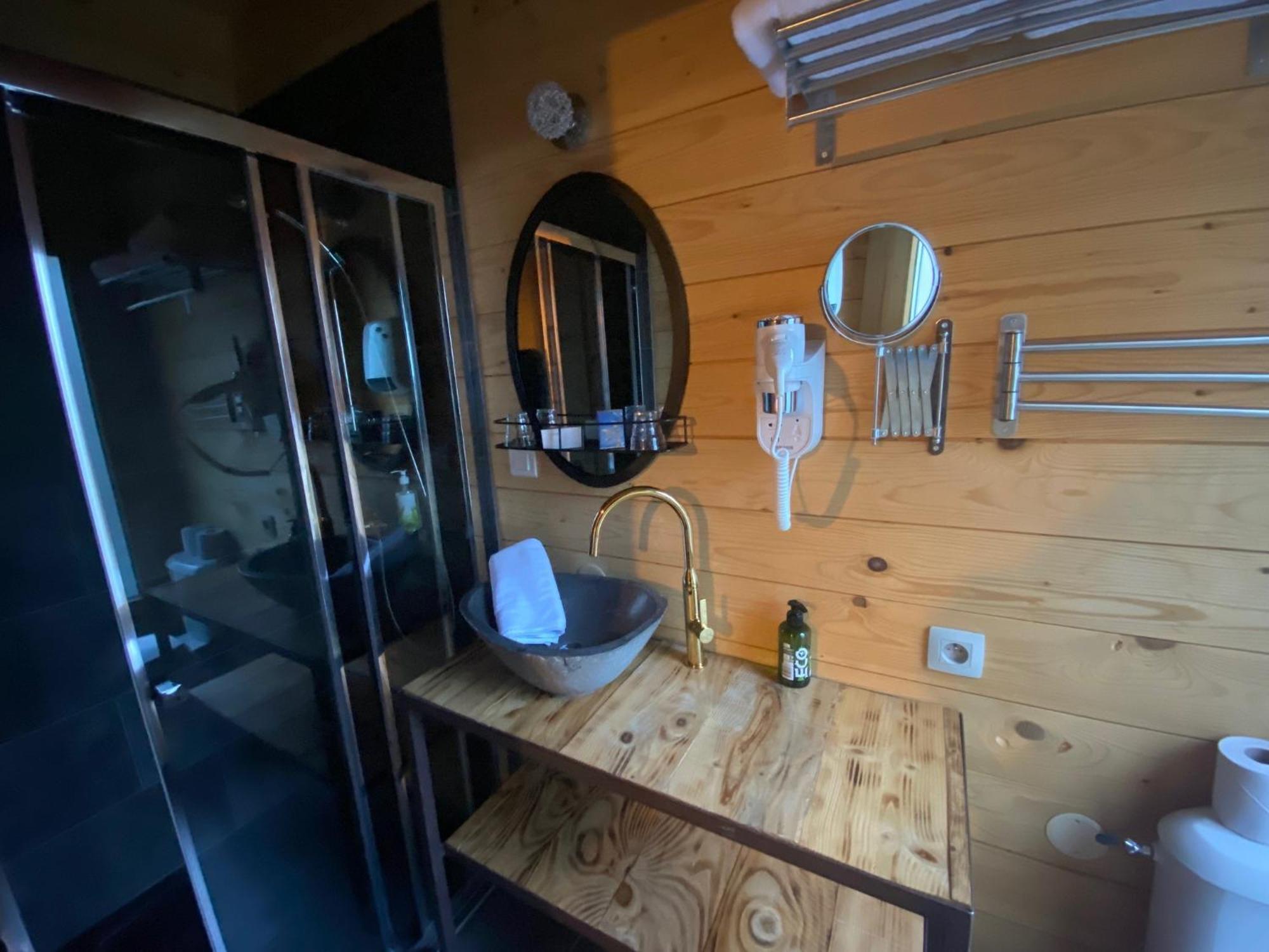 Les Cabanes Dans Les Bois Logis Hotel Villedubert Ngoại thất bức ảnh