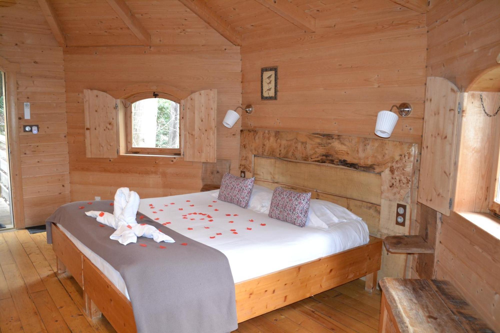 Les Cabanes Dans Les Bois Logis Hotel Villedubert Ngoại thất bức ảnh