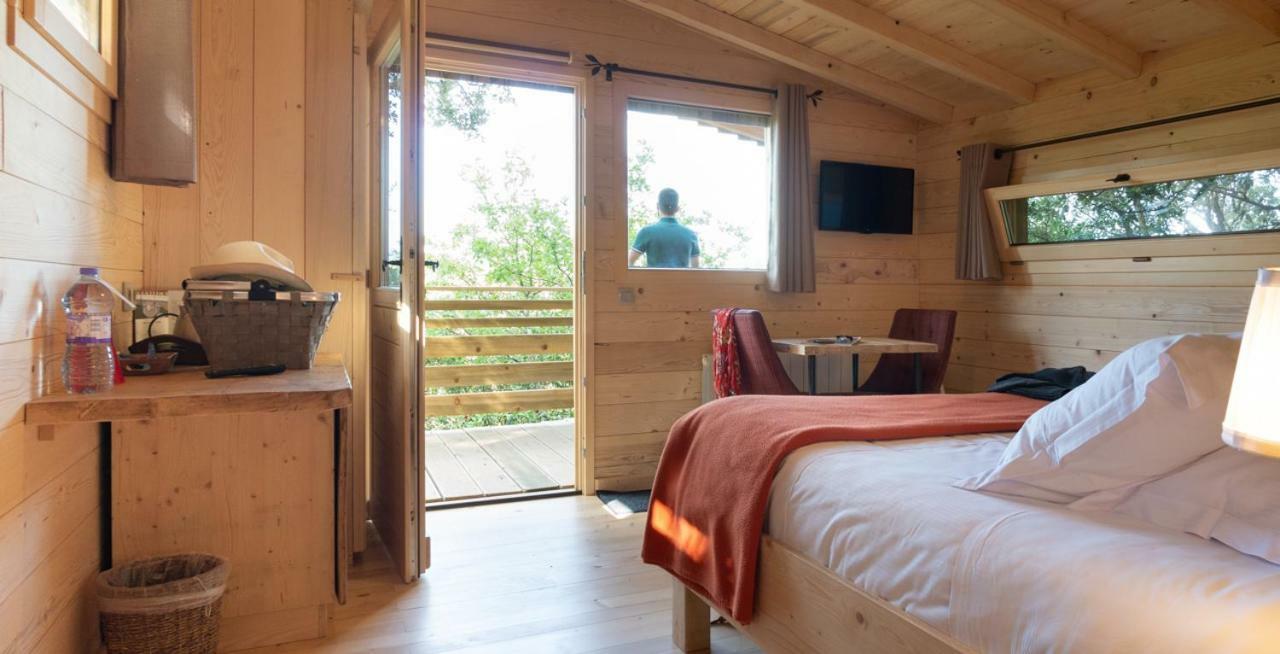 Les Cabanes Dans Les Bois Logis Hotel Villedubert Ngoại thất bức ảnh